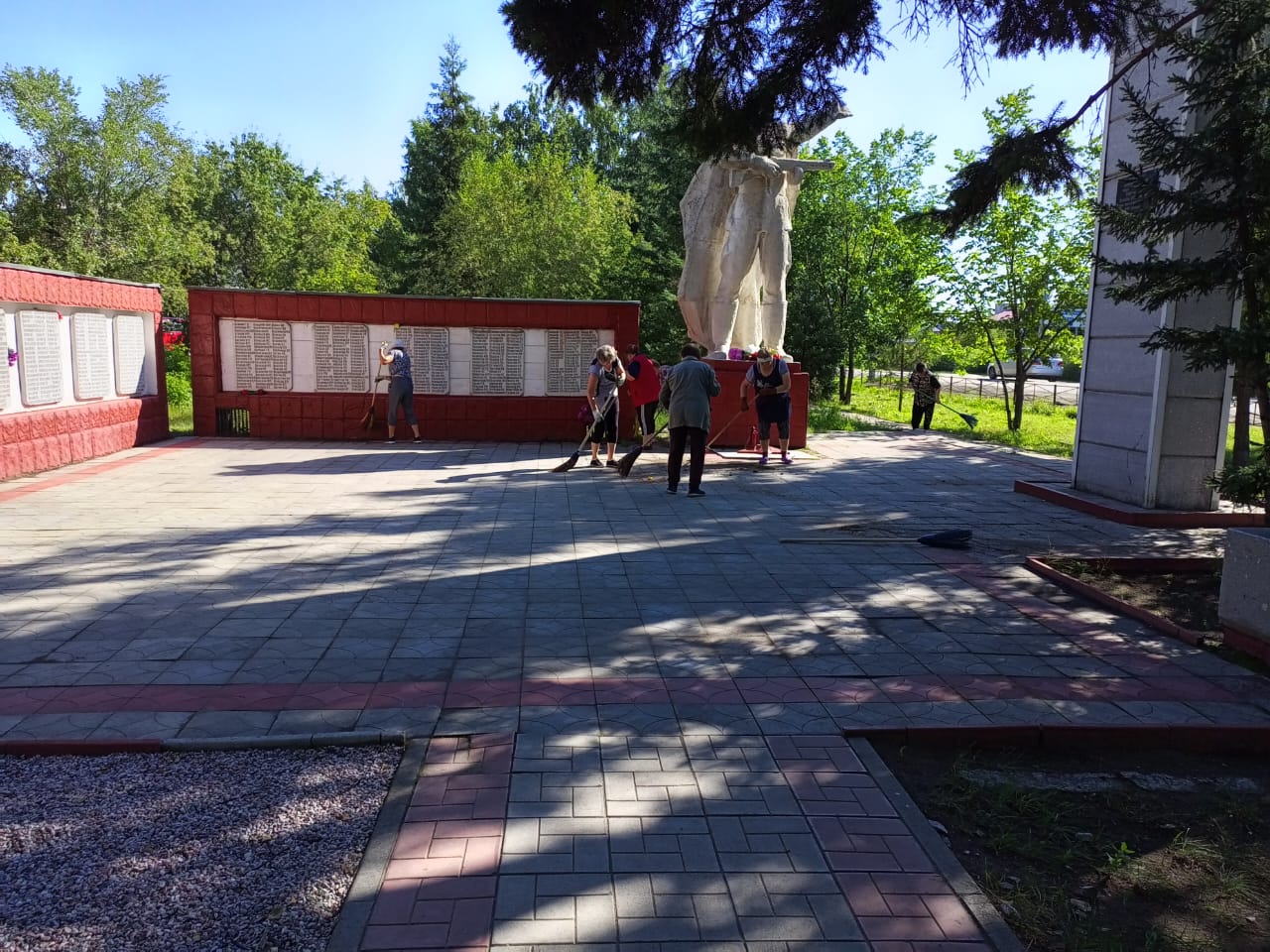 Союз пенсионеров оказал помощь в подготовке парка Победы к празднованию 100-летия Баевского района.