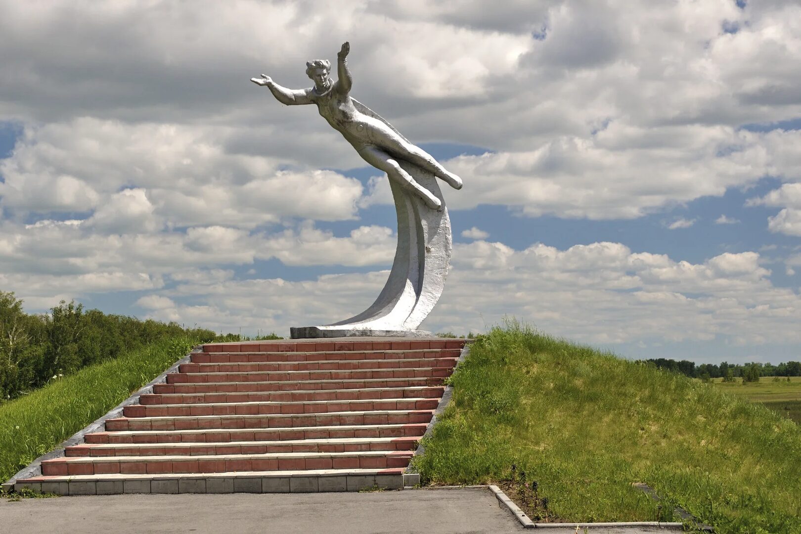 Памятник Валентине Терешковой.
